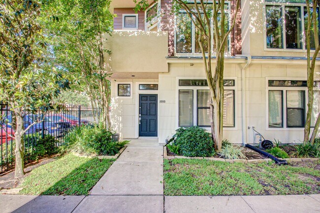 Building Photo - Modern 3 Bedroom // 3.5 Bathroom in the He...