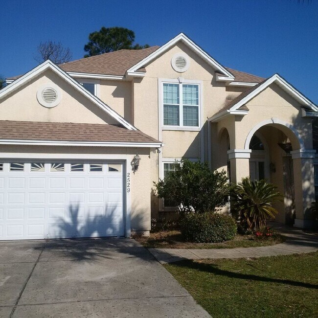 Building Photo - Beautiful 4 Bedroom 2 and 1/2 bath home in...