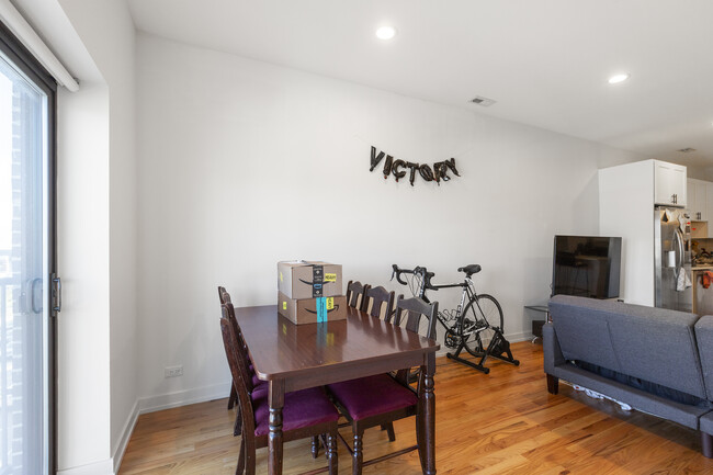 Foto del edificio - 1636 N Western Ave