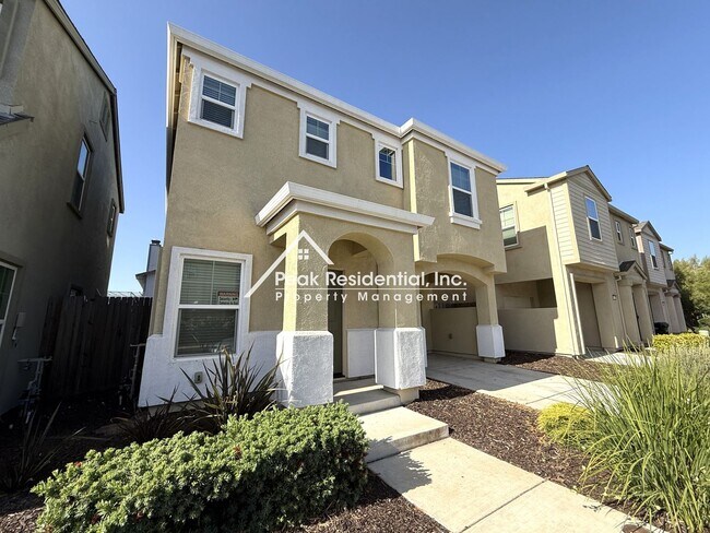 Building Photo - 3-bedroom in gated community near Hwy 99.