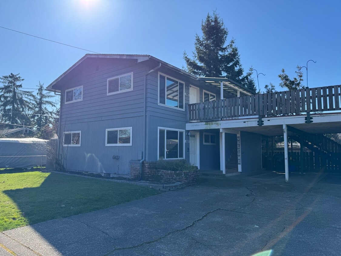 Primary Photo - Updated 2-Bedroom Upstairs of Duplex: New ...
