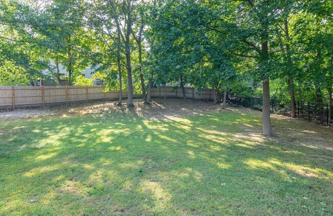 Building Photo - 1104 Pleasant St