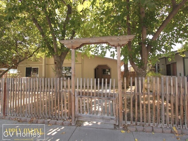 Foto del edificio - 3 br, 2 bath House - 665 S. Coalinga St.