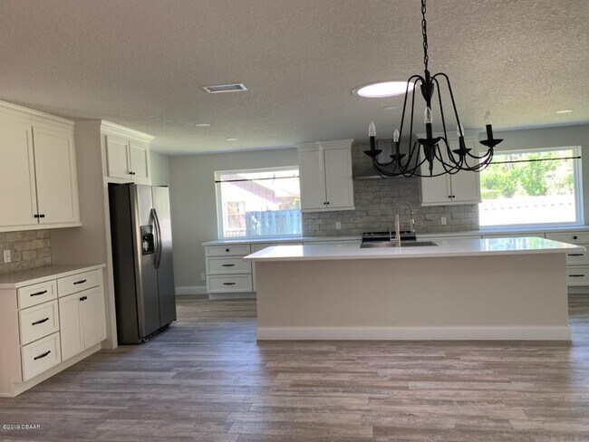 Building Photo - 421 Pelican Bay Dr