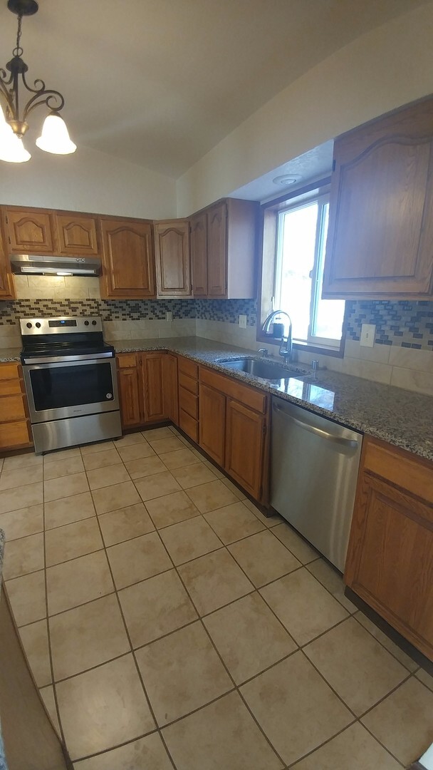 Building Photo - Stylish Split-Level in Central Kennewick w...