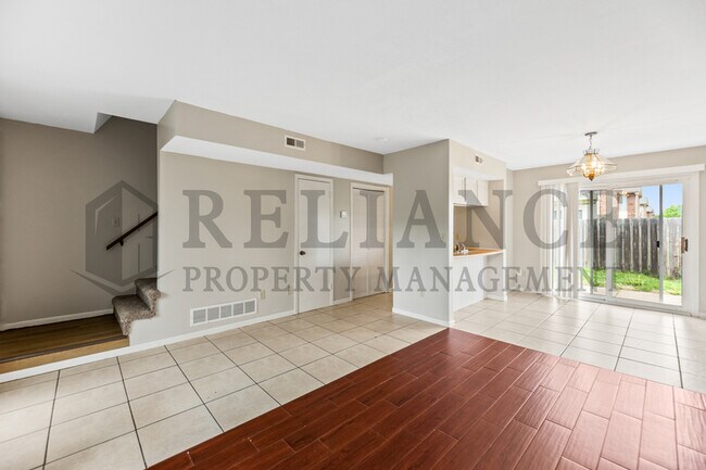 Foto del edificio - 7302-3 W Douglas Ave