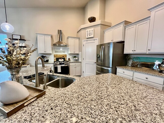 Building Photo - Gorgeous 5 Bedroom Home in The Farm