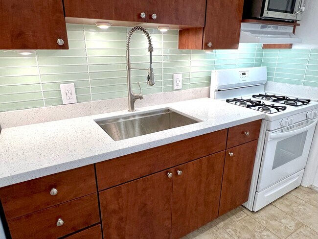 Foto del edificio - 528 NE 64th St