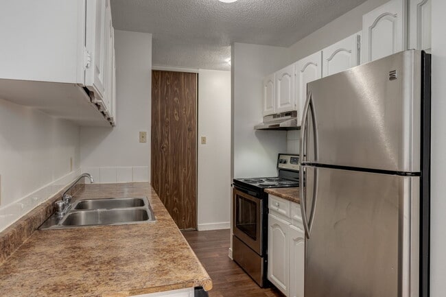 Building Photo - Applewood Village
