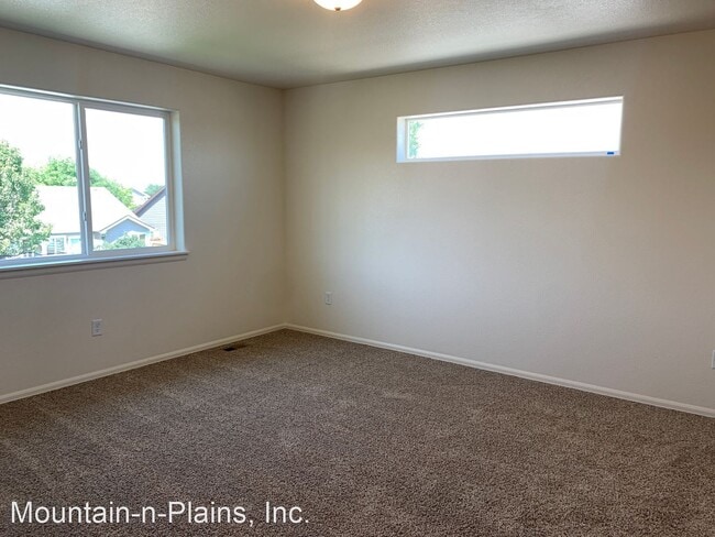 Building Photo - 4 br, 2.5 bath House - 826 Finch Drive