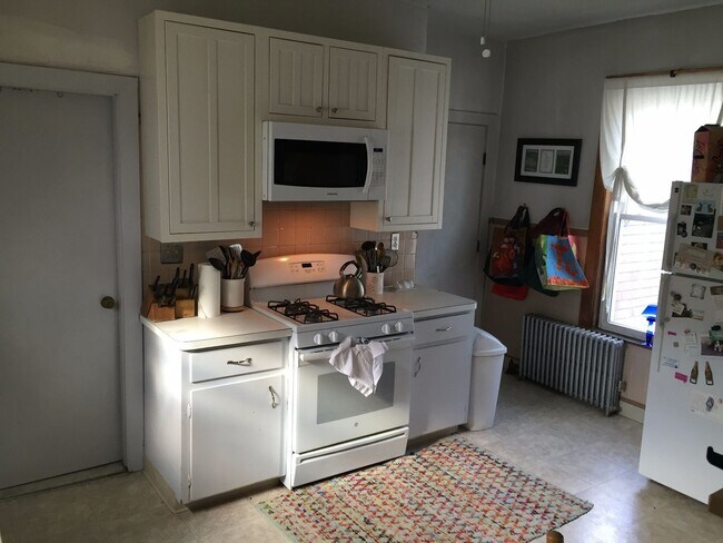 Building Photo - Gigantic 3 bed unit near Davis Square in S...