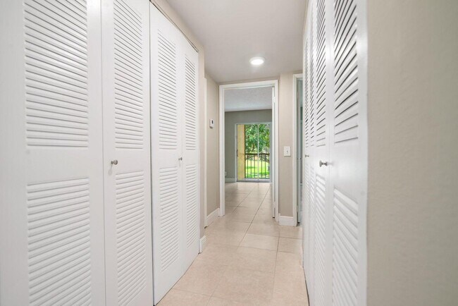 Foto del edificio - 516 Meadows Cir