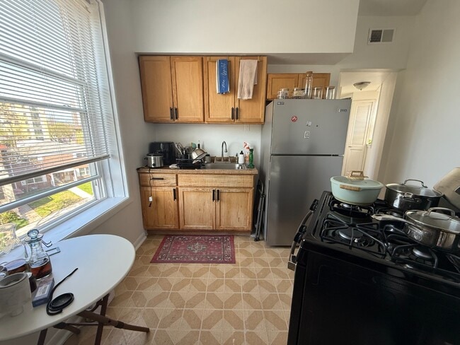 Building Photo - Rogers Park 1 Bed 1 Bath/ Dog Friendly / Top Floor Unit