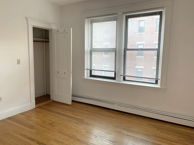 Building Photo - 451 Park Dr