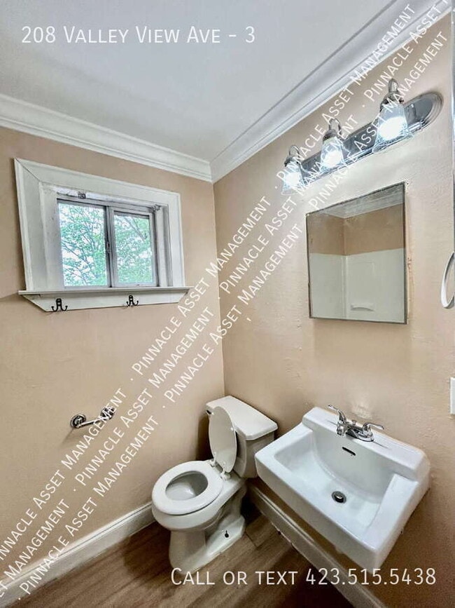 Building Photo - 208 Valley View Ave