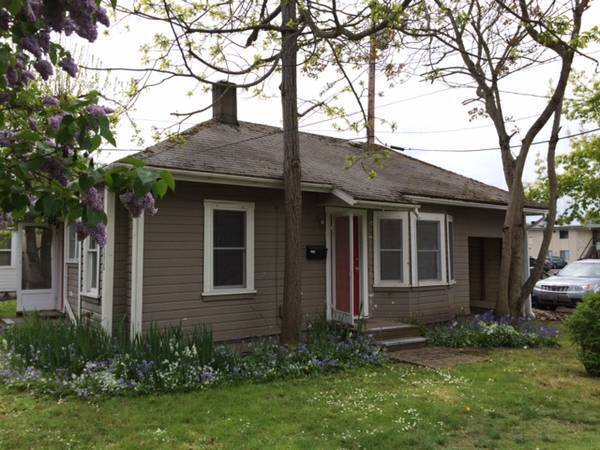 Primary Photo - Cute downtown 1 bedroom house with fenced ...