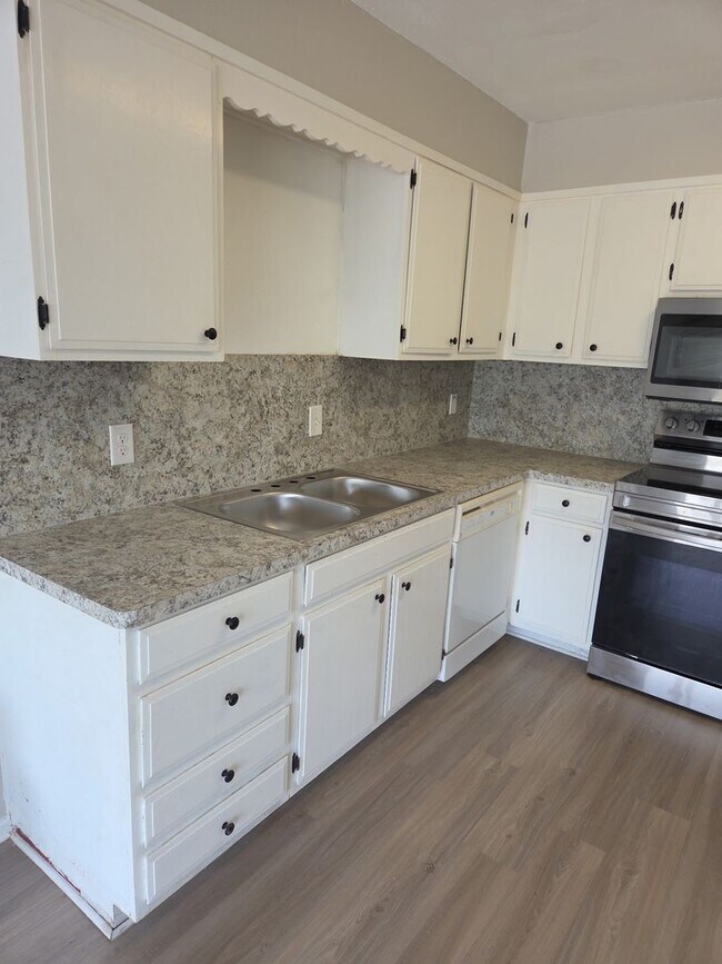 Foto del edificio - Upstairs 2/1 apartment with fresh paint and  updated flooring.
