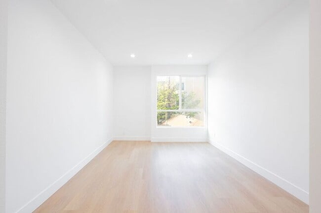 Foto del edificio - 1616 N Serrano Ave