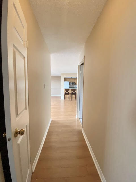 Photo du bâtiment - 2 Bedroom + 2 Bathroom Condo for Rent – Downtown London