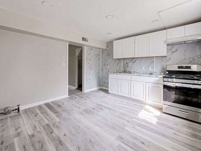 Building Photo - Welcome to this Charming 2 Bedroom, 1 Bath...