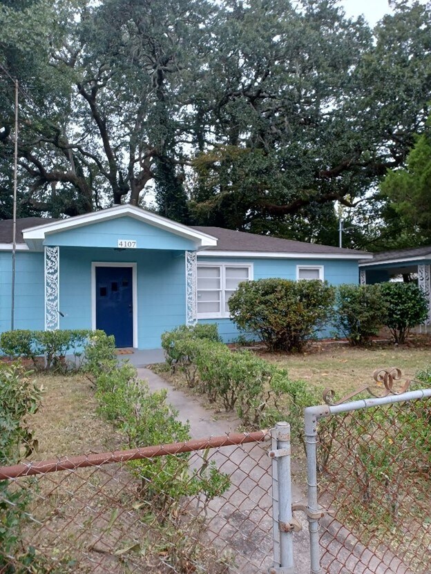 ¡Luminoso y acogedor bungalow de 2 habitaciones y 1 baño en Savannah, GA! - 4107 Crane St