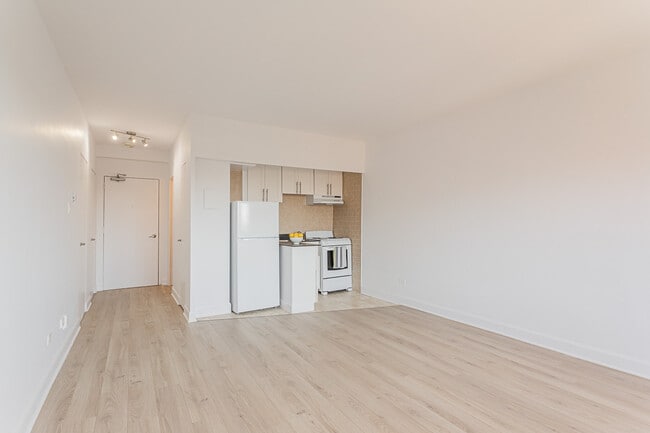 Building Photo - Hillside House