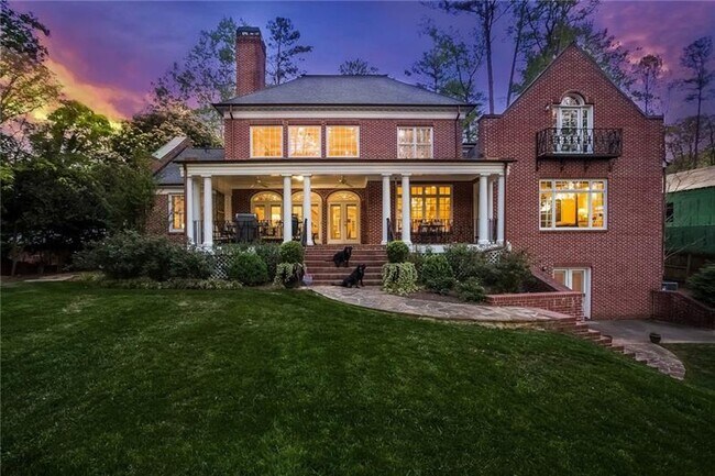 Foto del edificio - 4566 Peachtree Dunwoody Rd