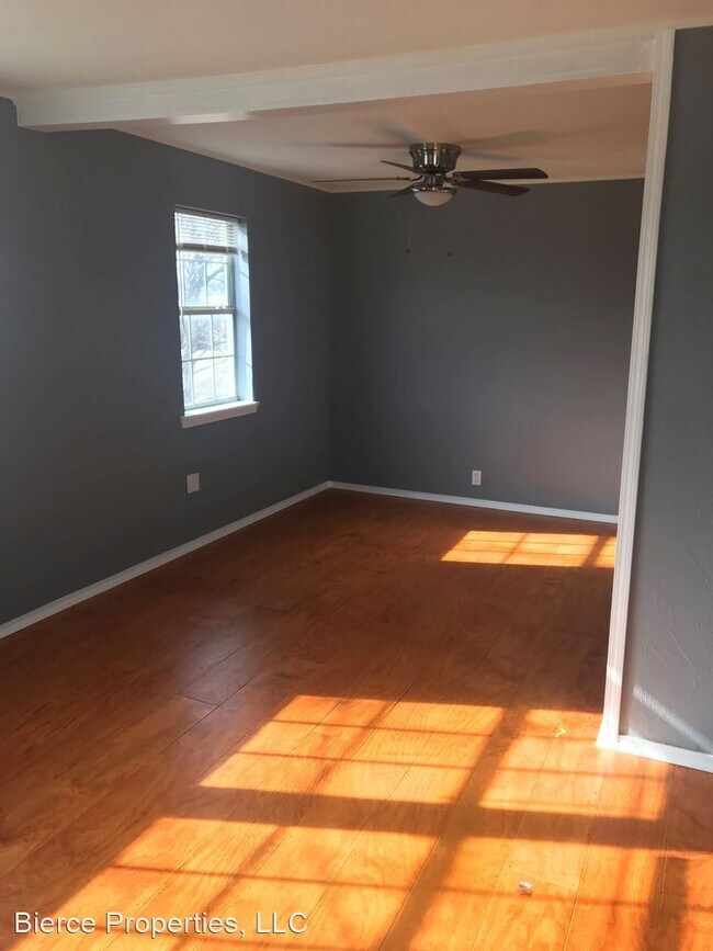 Building Photo - 1 br, 1 bath House - 425 1/2 W. 10th