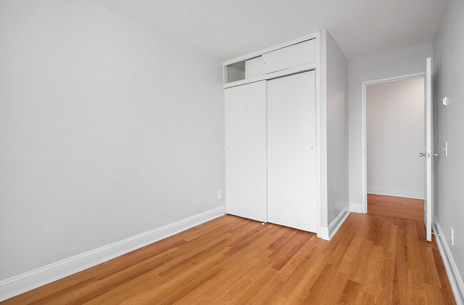 Foto del edificio - 422 E 102nd St
