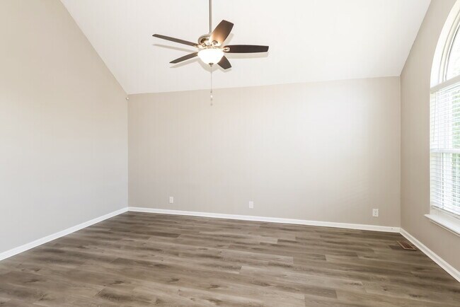Foto del edificio - 6311 Lure Ct