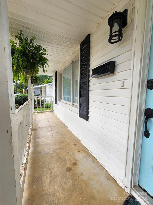 Building Photo - 529 Union St S