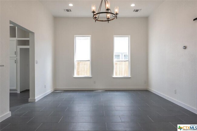 Foto del edificio - 310 E Main St