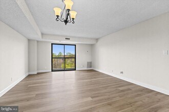 Building Photo - 3800 Powell Ln
