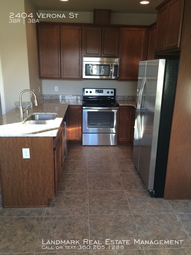 Building Photo - 3 Bedroom, 2.5 Bath Duplex!