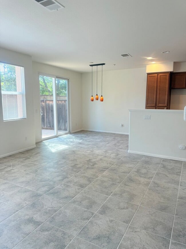 Building Photo - 3 bed 2 car garage condo for rent in Murrieta