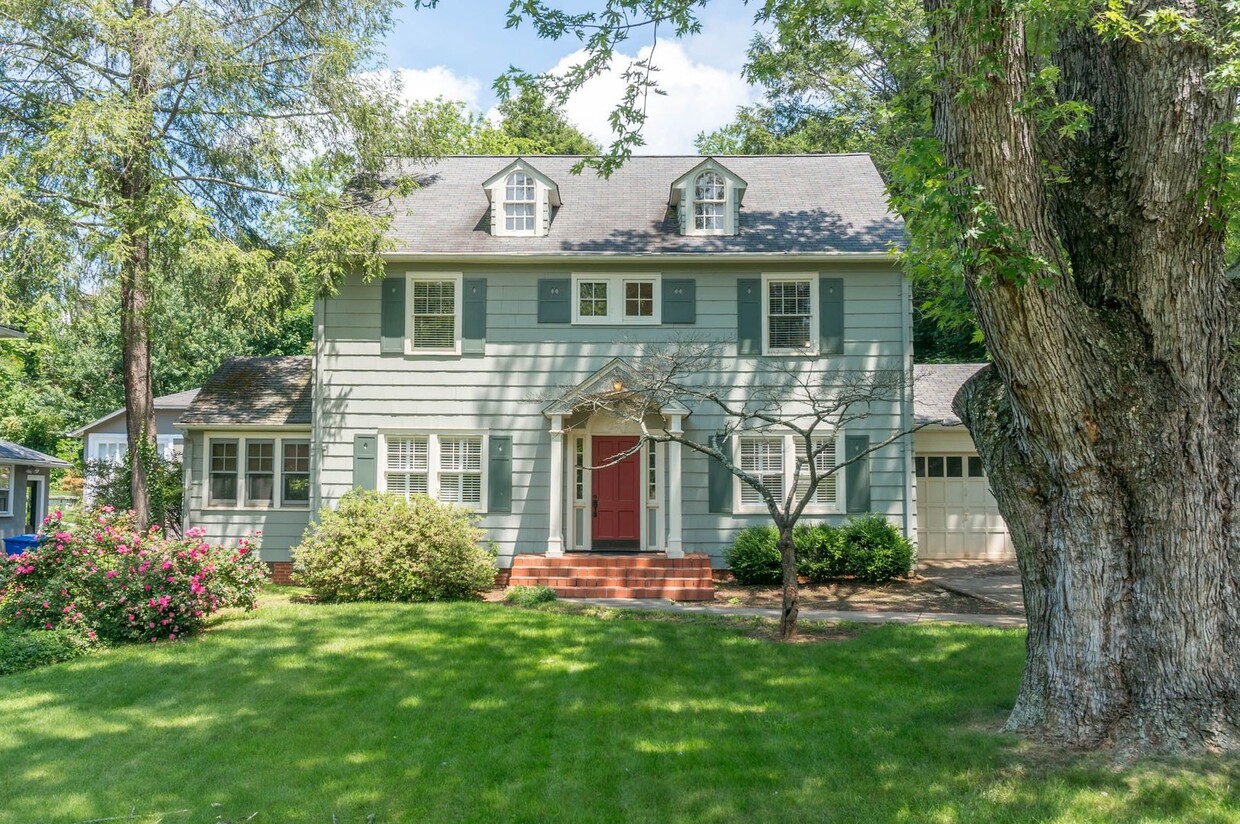 Primary Photo - Beautiful Home on Beaver Lake in North Ash...