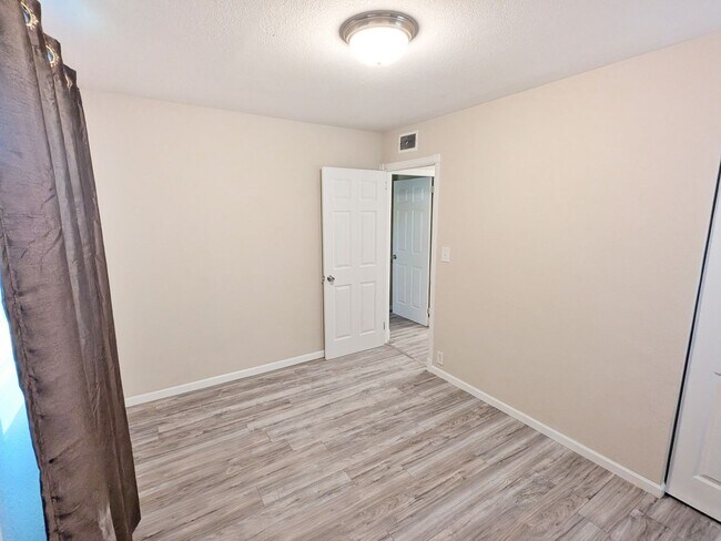 Foto del edificio - Three Bedroom One Bath Bungalow near Broadmoor