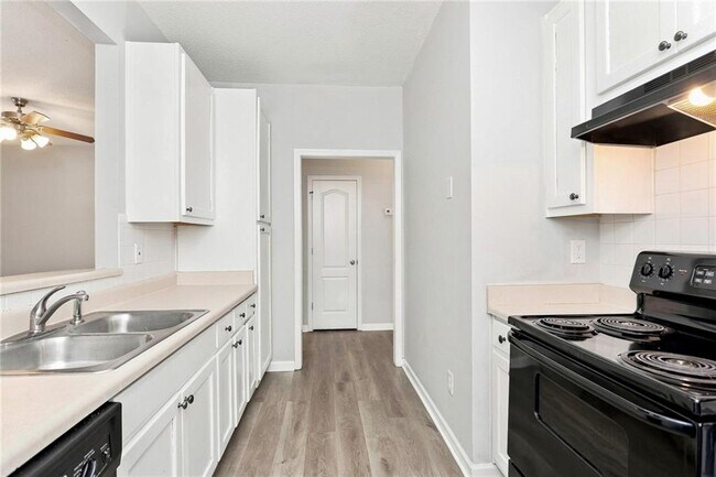 Foto del edificio - 8641 Thomas Ln