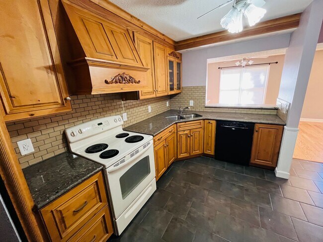 Building Photo - Updated 3 Bedroom, 2.5 Bath Townhome Close...
