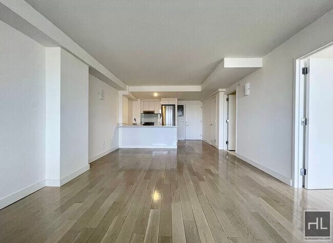 Foto del edificio - Rent stabilized 1 bedroom spanning 725 sq ...
