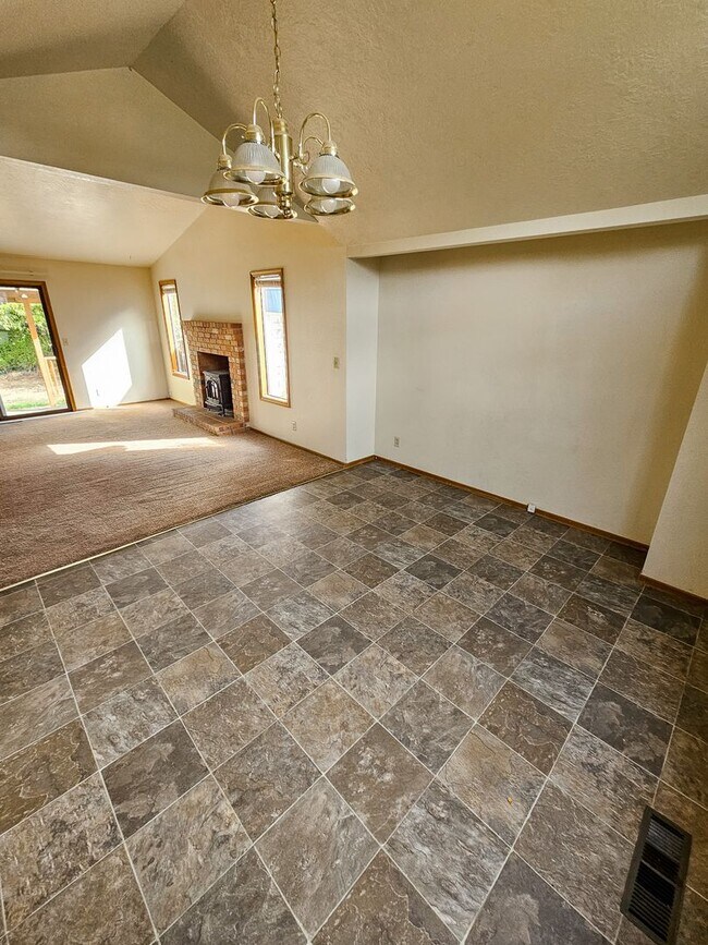 Building Photo - 1097 Summer Breeze Dr N