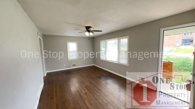 Building Photo - Beautiful 5 Bedroom 2 Bathroom Home in Kan...