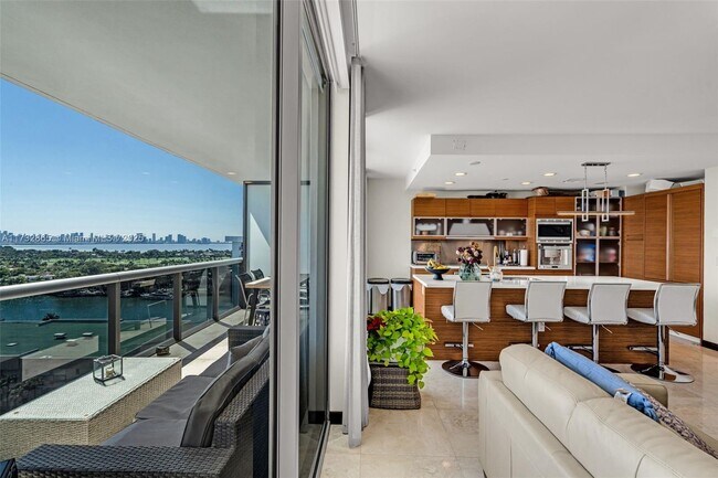 Foto del edificio - 5875 Collins Ave