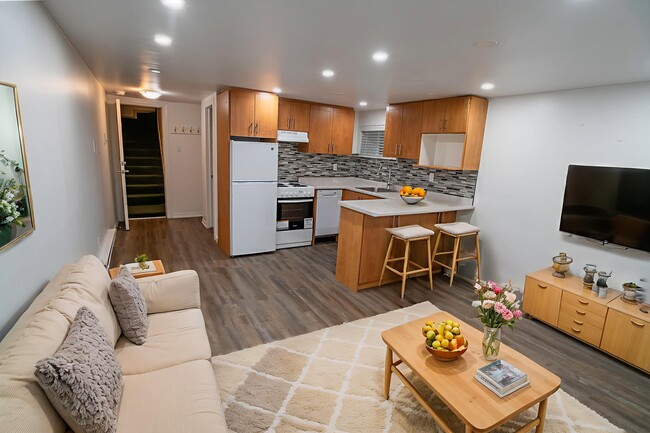 Building Photo - 227 Beverley St