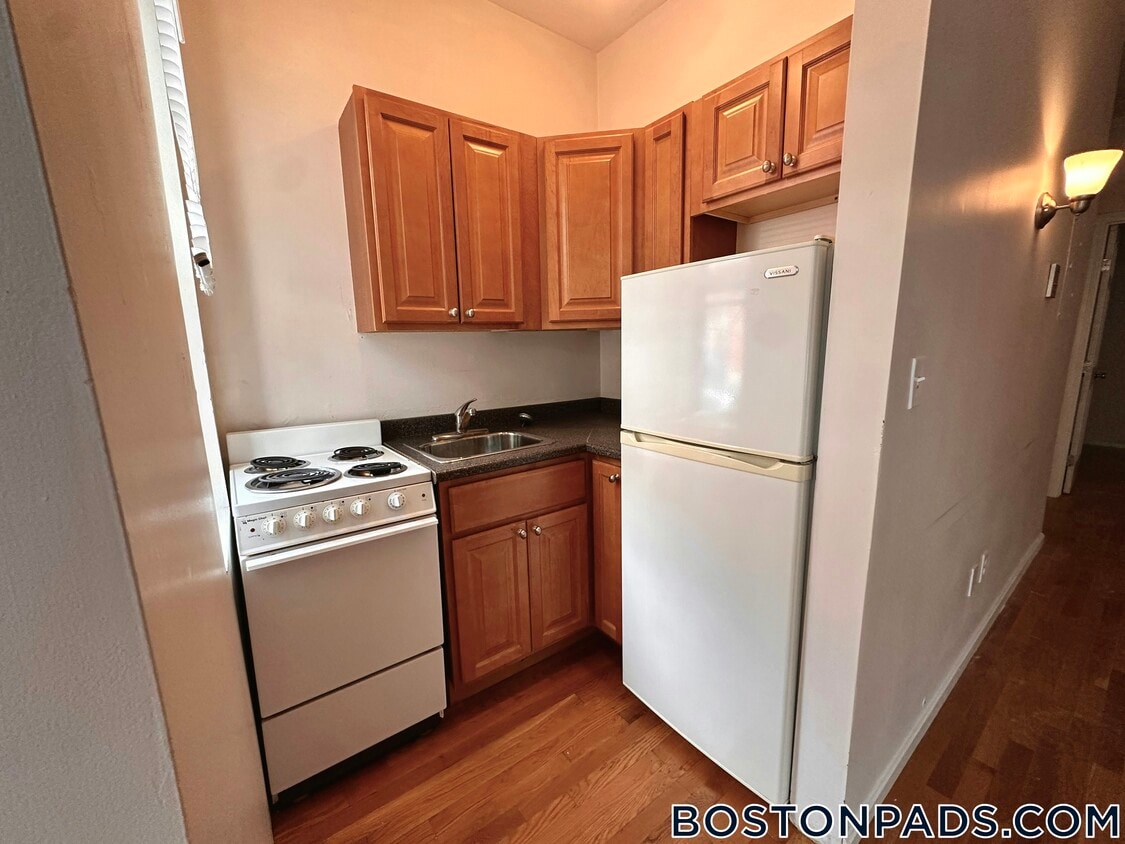 Primary Photo - 67 S Huntington Ave