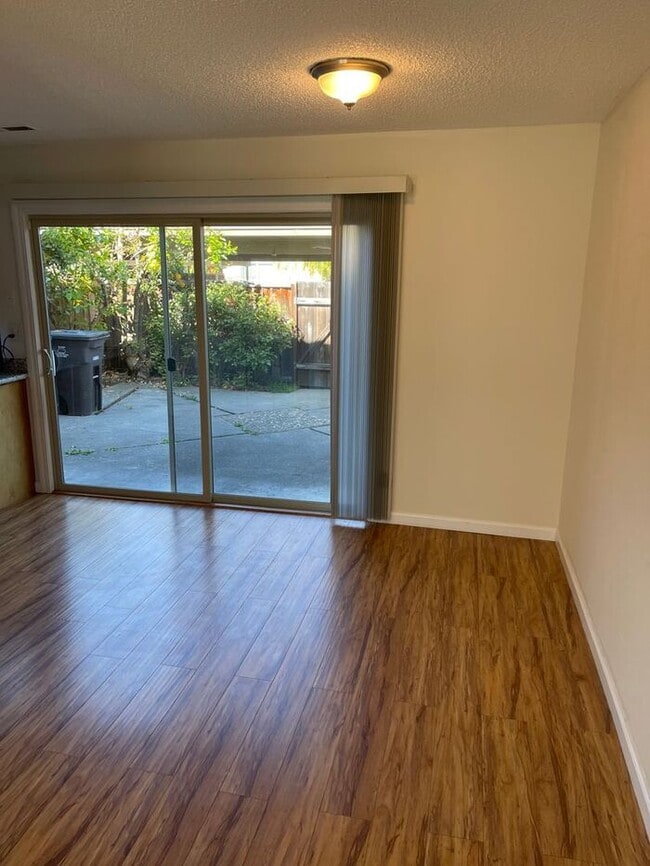 Building Photo - Great 2-story 3 bedroom 1.5 bath townhome ...