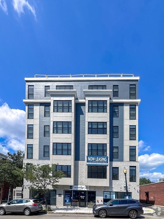 Building Photo - 734 Dudley St