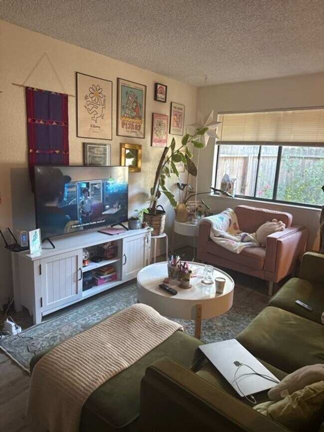 Foto del edificio - Wonderful secluded location in West Davis.