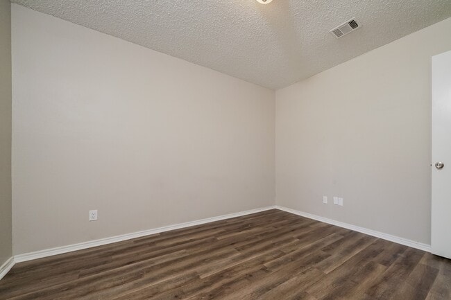 Building Photo - 3013 Osceola Dr