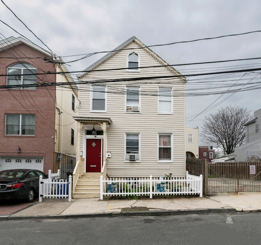 Primary Photo - 13 Manhattan Ave